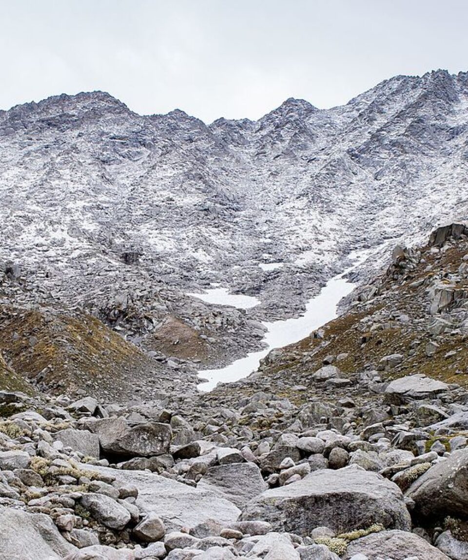 Looking_up_to_the_Indrahar_Pass_(22356846090)