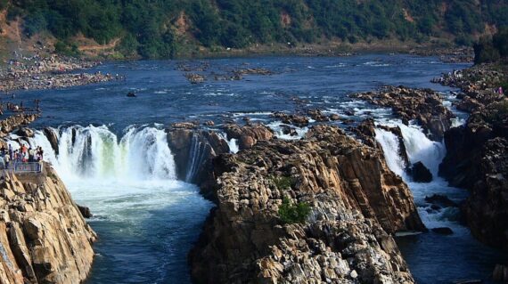 1024px-Dhuandhar_Waterfalls