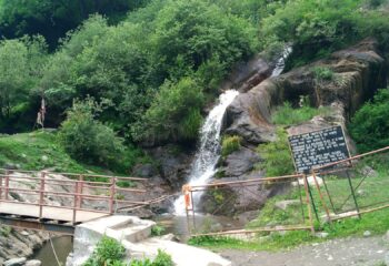 Midway_point_RudraNag_Waterfall_on_Kheerganga_trek_in_Himachal_India (1)