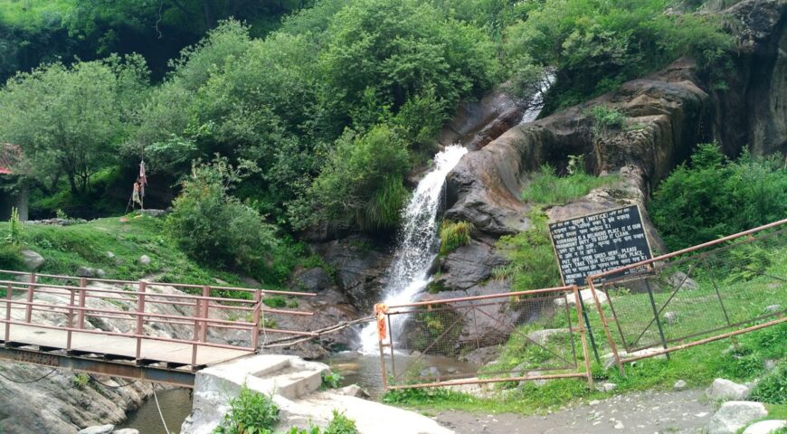 Midway_point_RudraNag_Waterfall_on_Kheerganga_trek_in_Himachal_India (1)