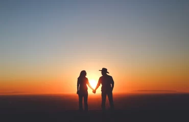 couple-enjoying-sundowner-in-palampur